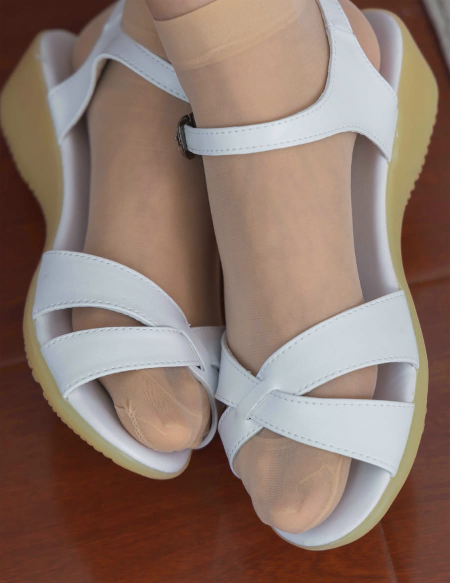 她是个假护士，但脚脚是真实的，后跟还有开裂，穿上丝袜，你看不出来