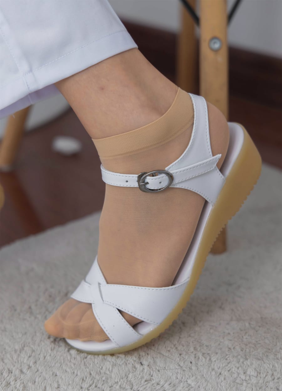 她是个假护士，但脚脚是真实的，后跟还有开裂，穿上丝袜，你看不出来