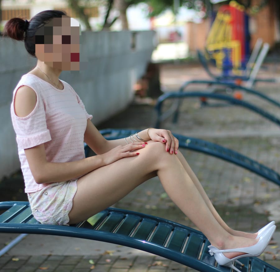 坐在校园长椅上的女生，不看脸，只看她的脚脚，白皙中带红润