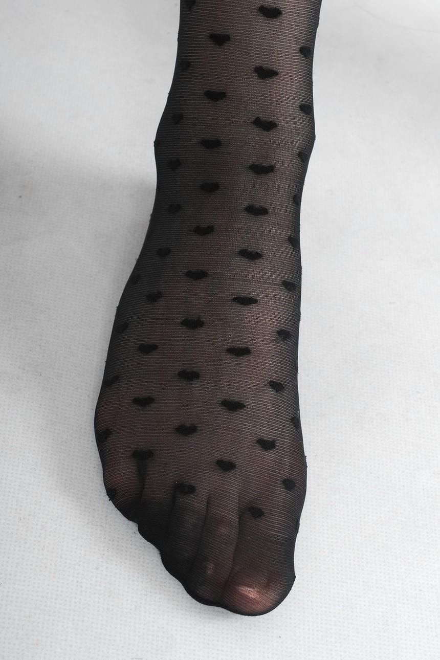 来自宝岛的知性女生，黑丝和玉足都上乘