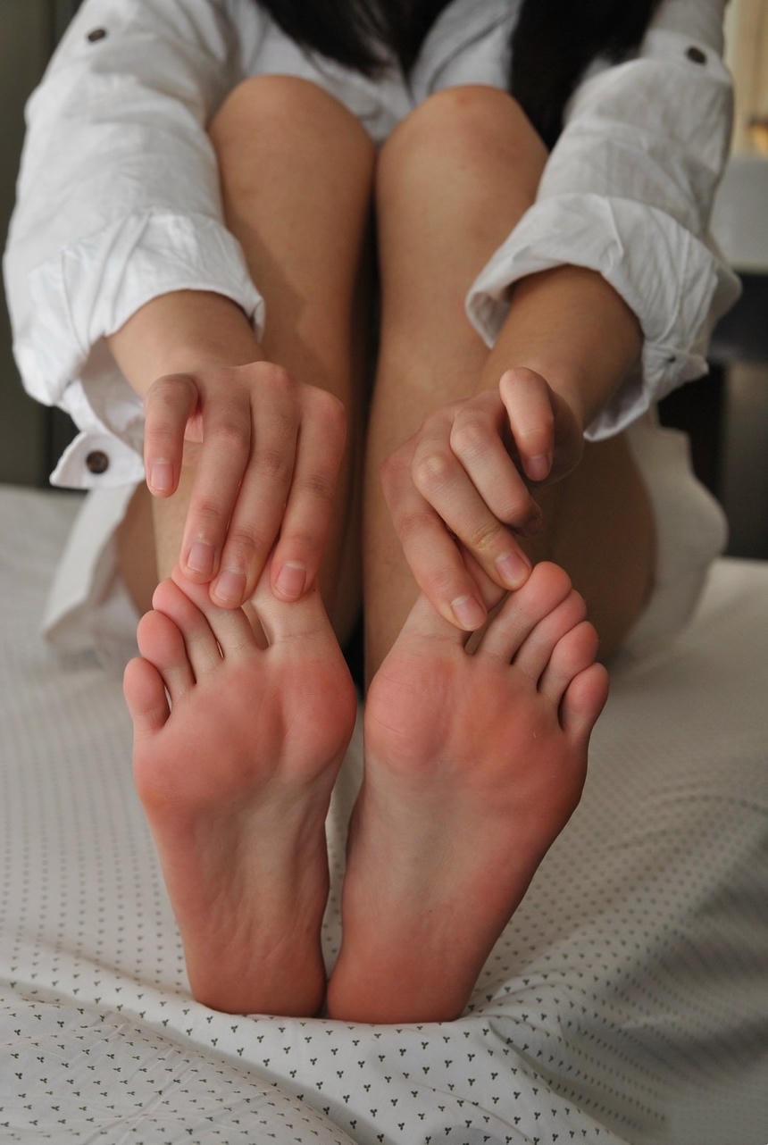 第一次跟网友开房，竟欣赏起她的玉足来