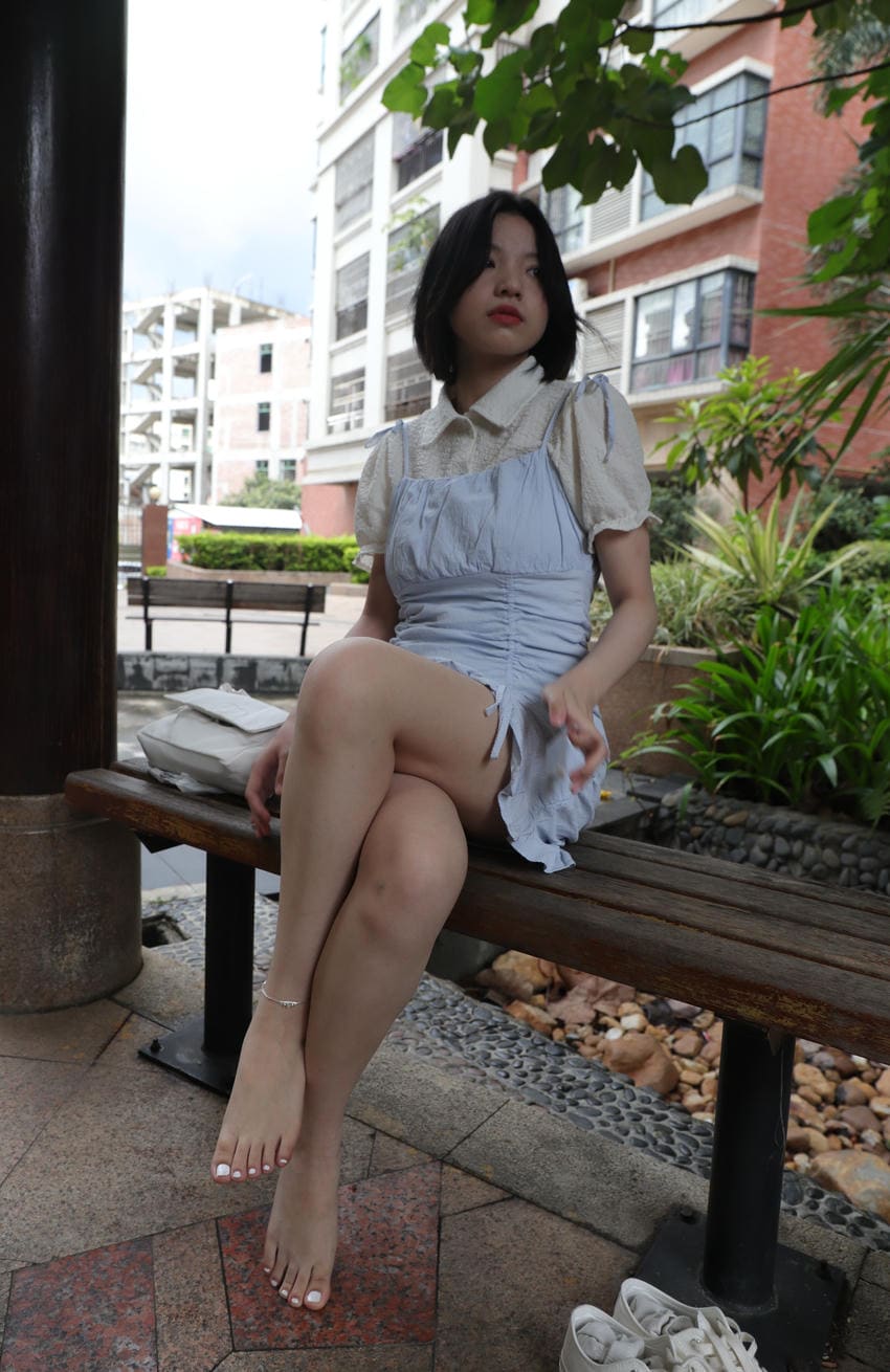 双生姐妹花一齐展示她们的玉足,脚形不是至美,但真实可见,未经P图