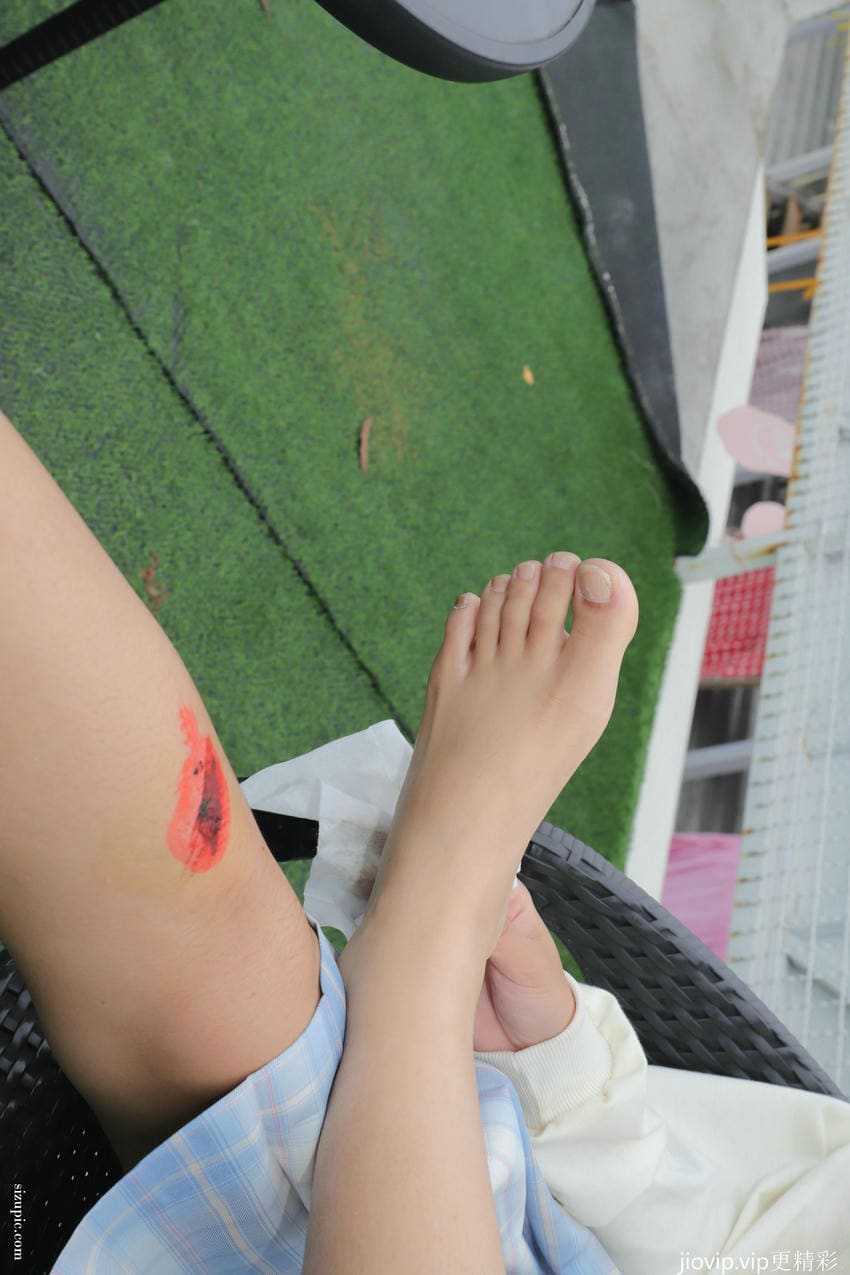心疼美女一分钟，光滑的大腿受伤了，好在娇嫩的玉足没事