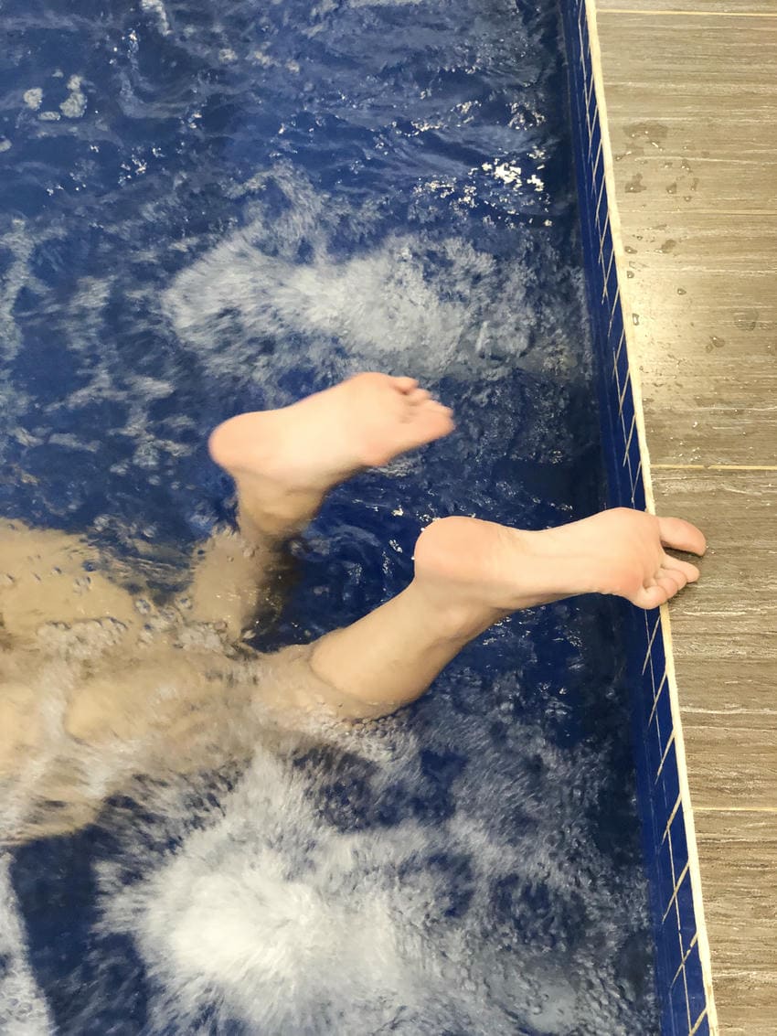 给脚脚来个泥浆浴，滋润它的皮肤