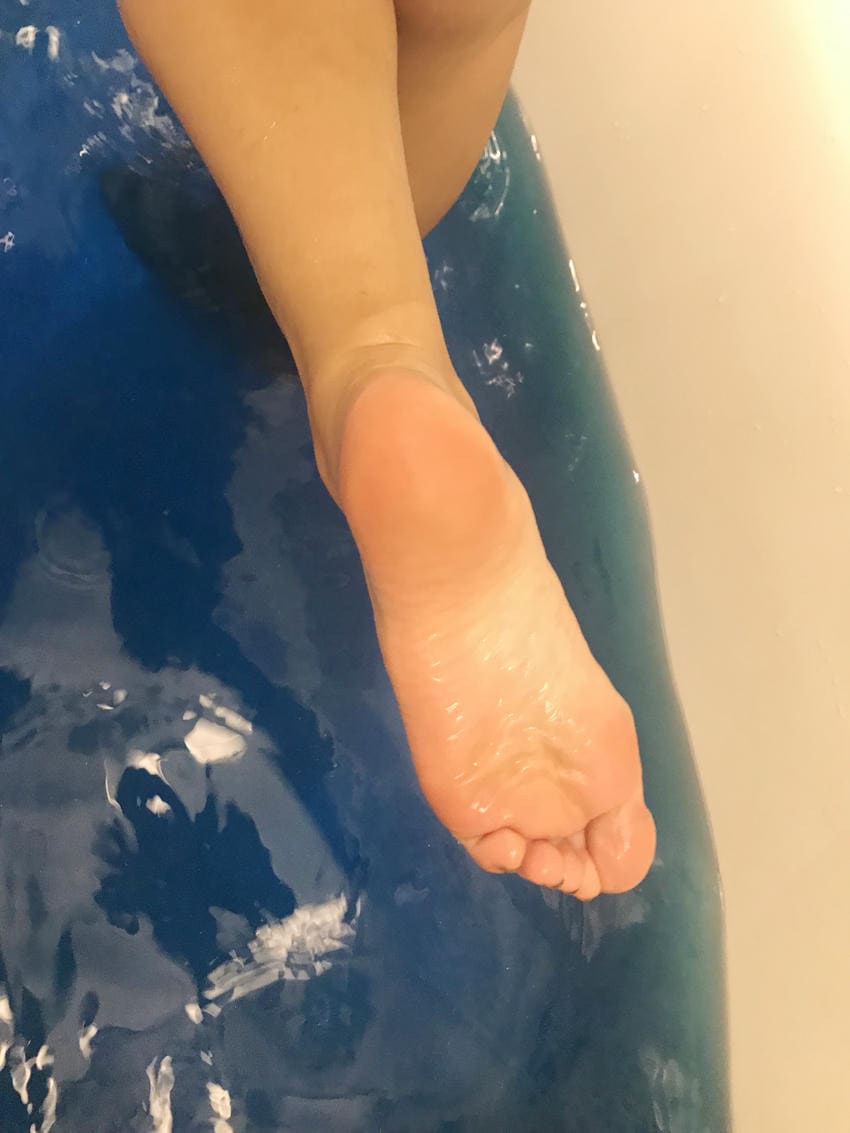 给脚脚来个泥浆浴，滋润它的皮肤