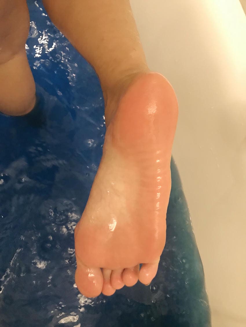 给脚脚来个泥浆浴，滋润它的皮肤