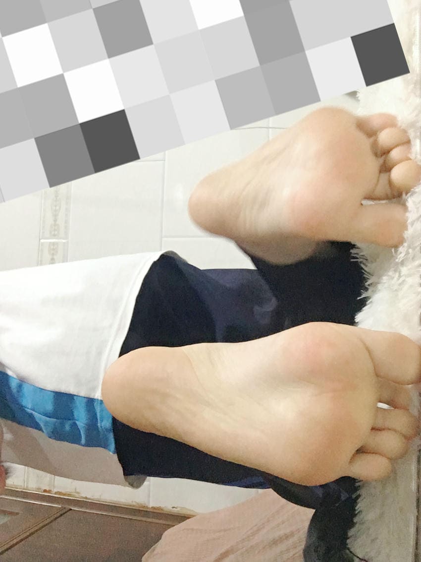 我的大专女友，她有一双年轻嫩白的玉足