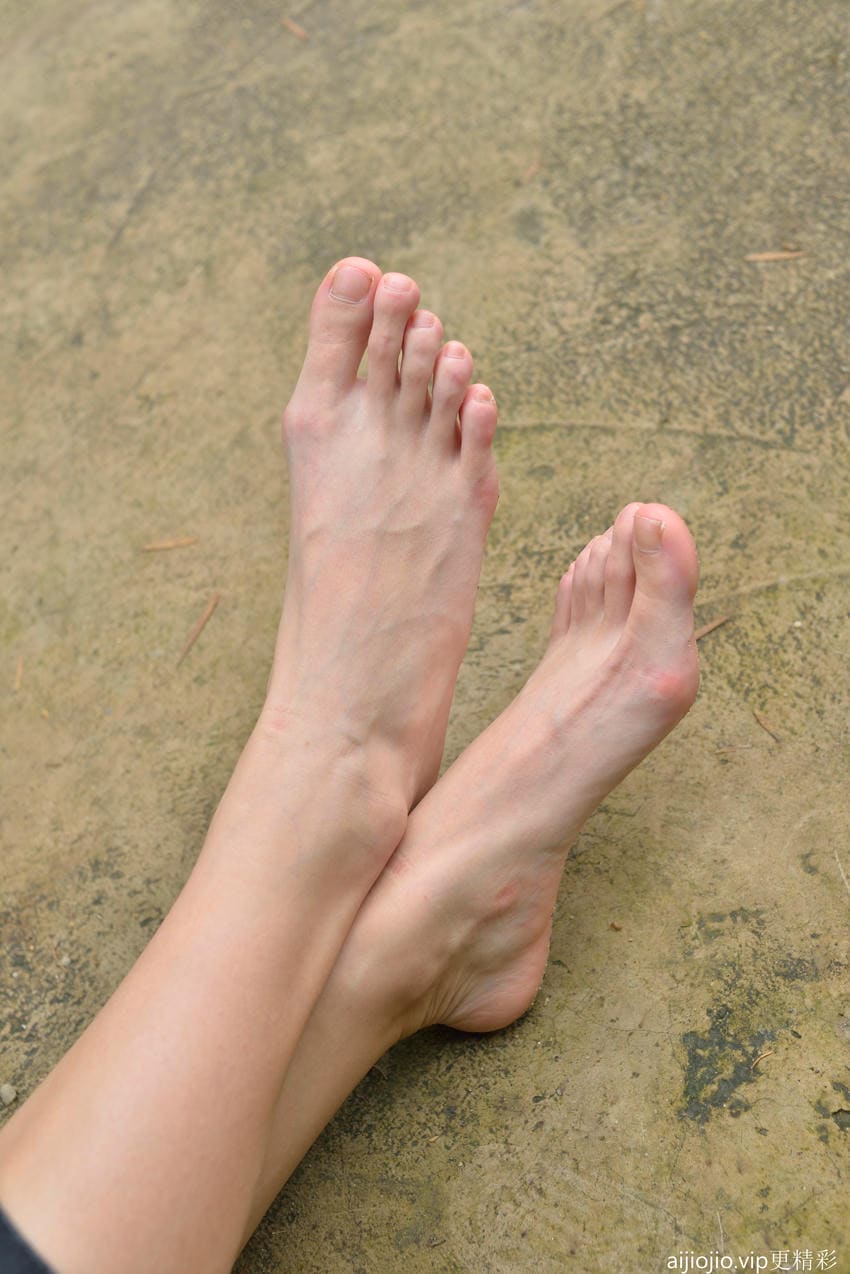 纸了个女生拍脚脚，到公园直接脱鞋开干，一双原生态玉足很接地气