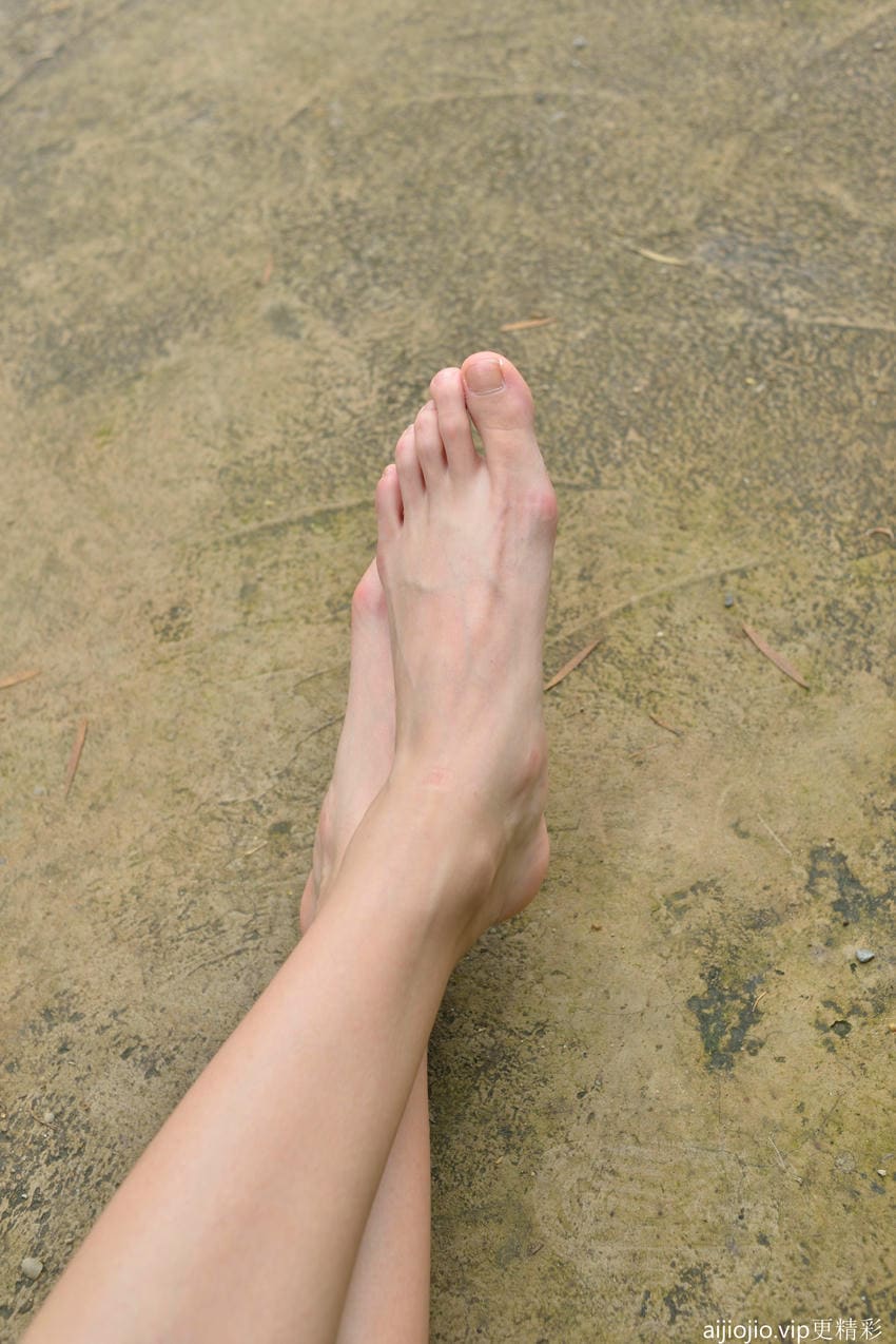 纸了个女生拍脚脚，到公园直接脱鞋开干，一双原生态玉足很接地气