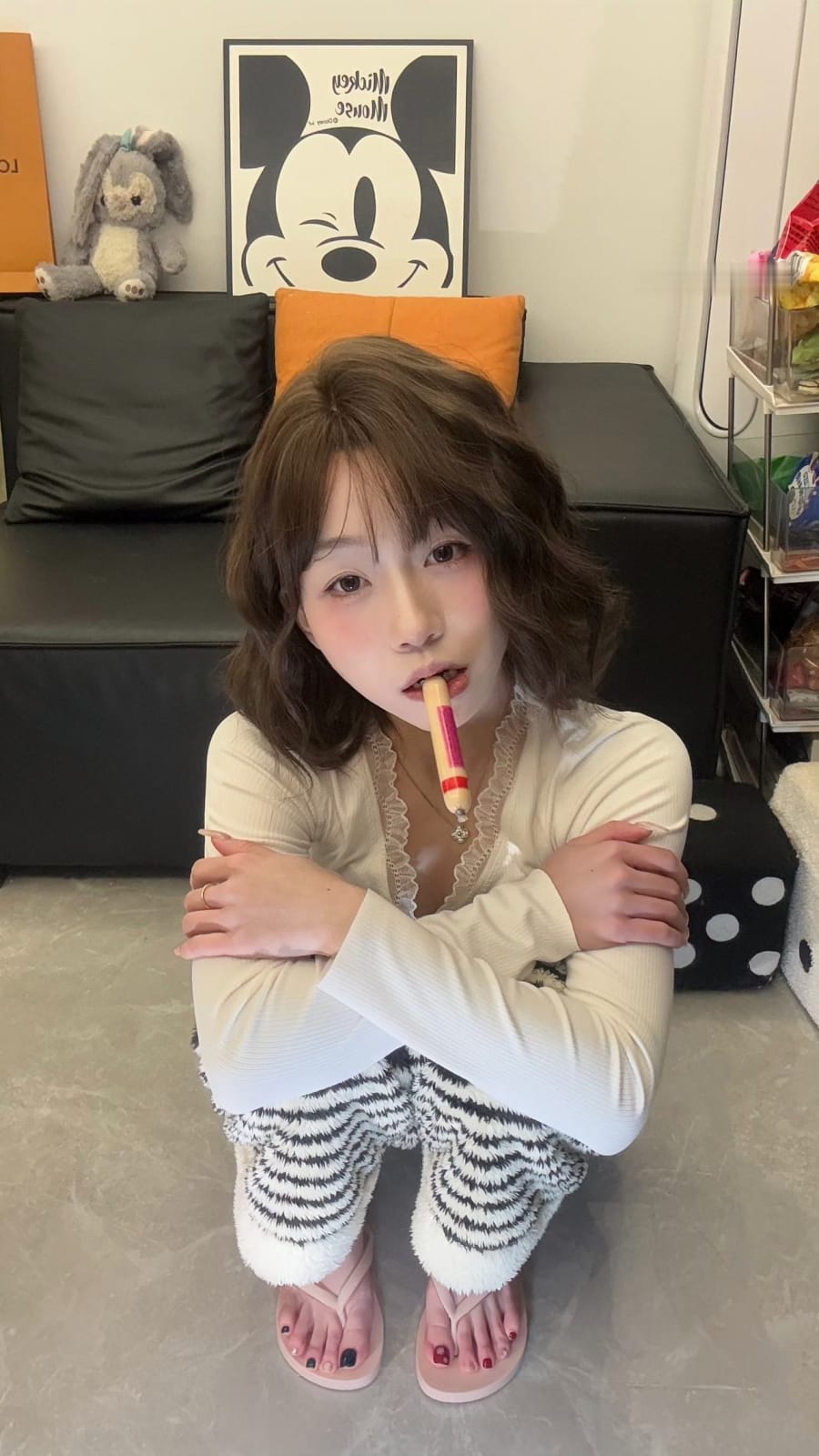 抖音直播间发出来的，这个女生敢这样露脚脚