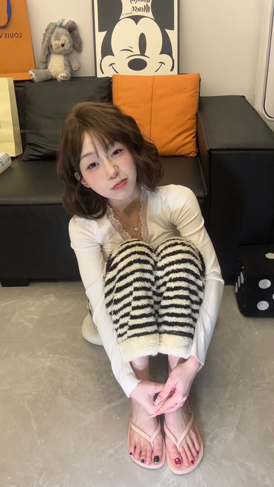 抖音直播间发出来的，这个女生敢这样露脚脚