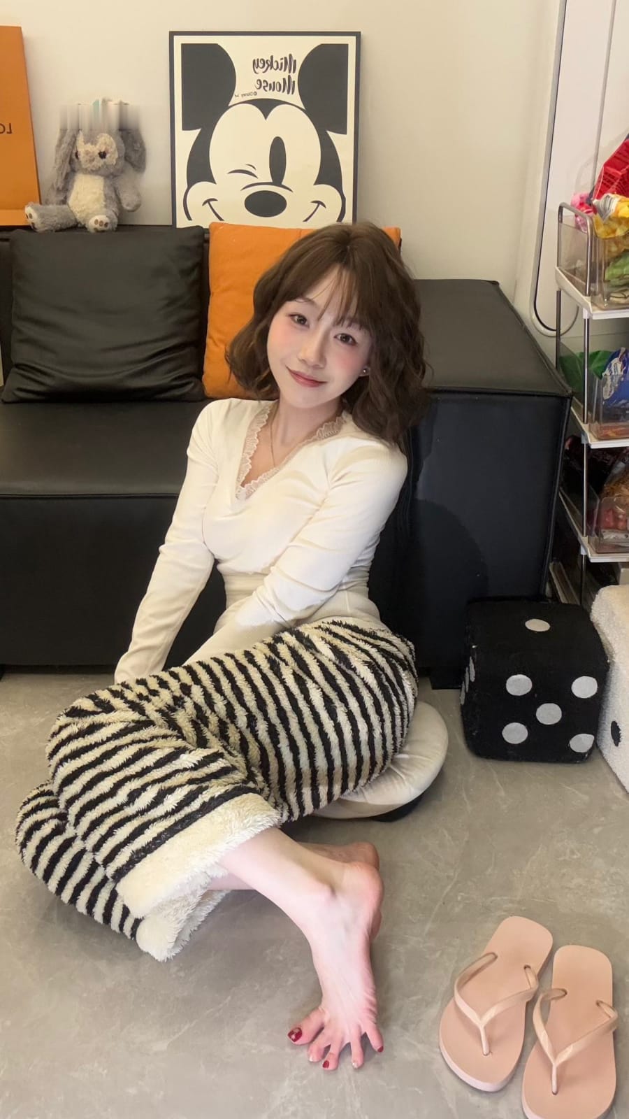 抖音直播间发出来的，这个女生敢这样露脚脚