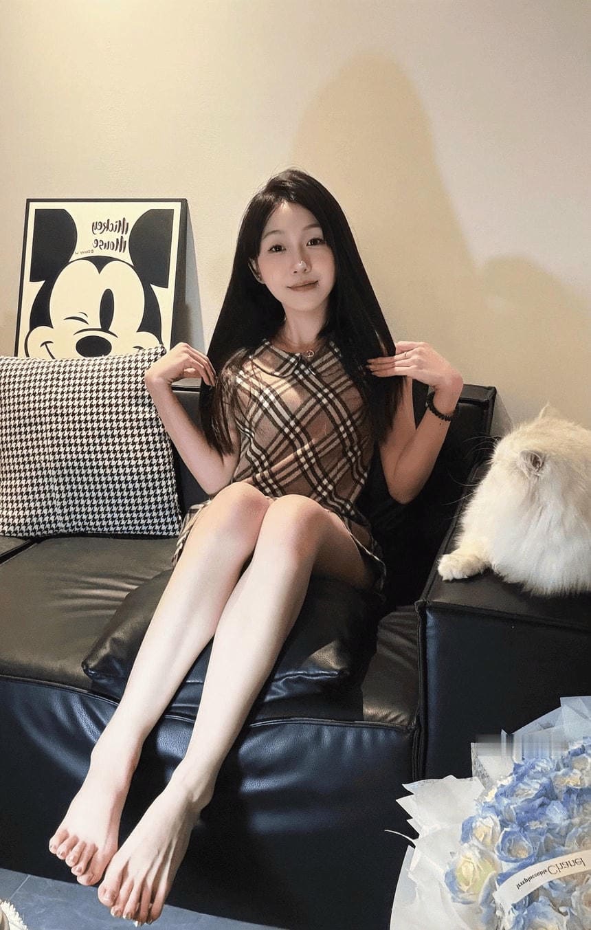 网红别拔虎牙主播露玉足