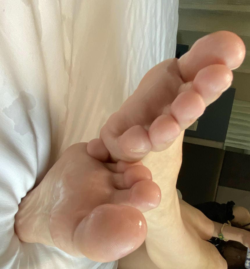 丝足还是玉足？刚保养完的脚脚，脚底还有润滑液