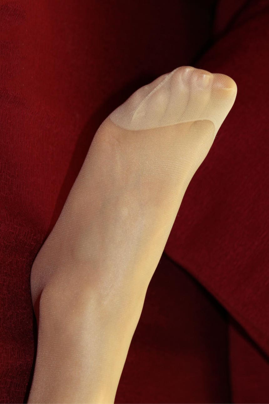 来一套丝足，美艳不可方物，将女生脚脚的线条美表现得淋漓尽致