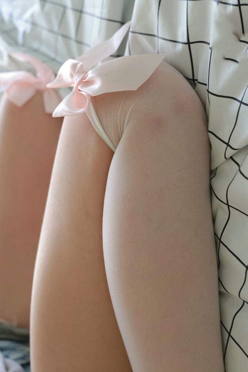 穿平底鞋配白丝的女孩