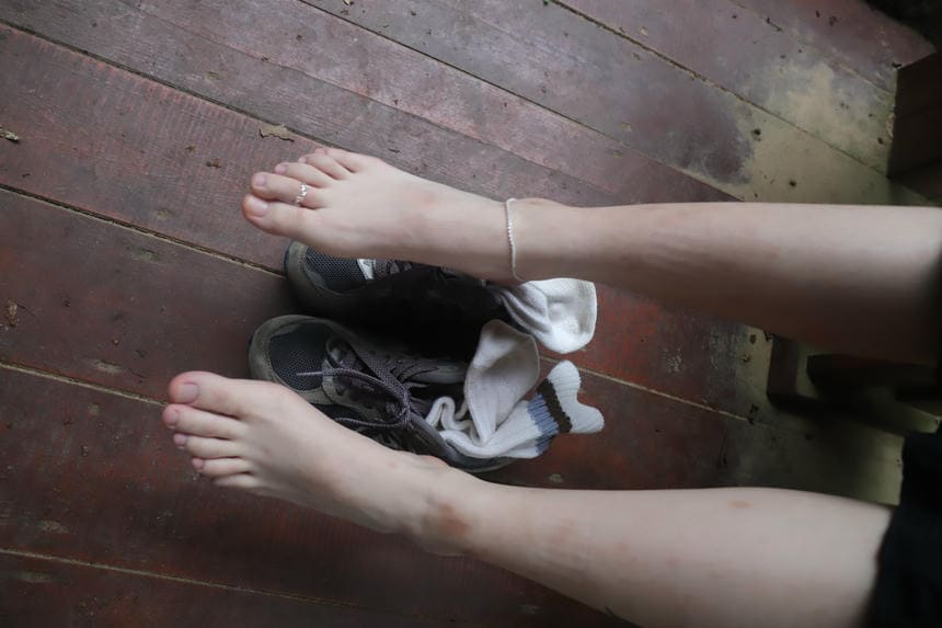 夜拍学生妹，脱下棉袜，只见一双玉足，娇嫩无比