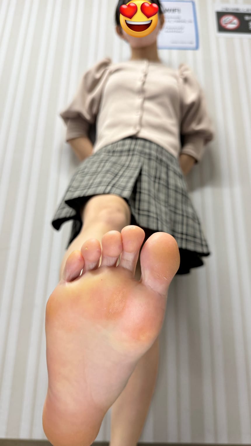 一组为舔而生的玉足，看清脚底光滑的皮肤