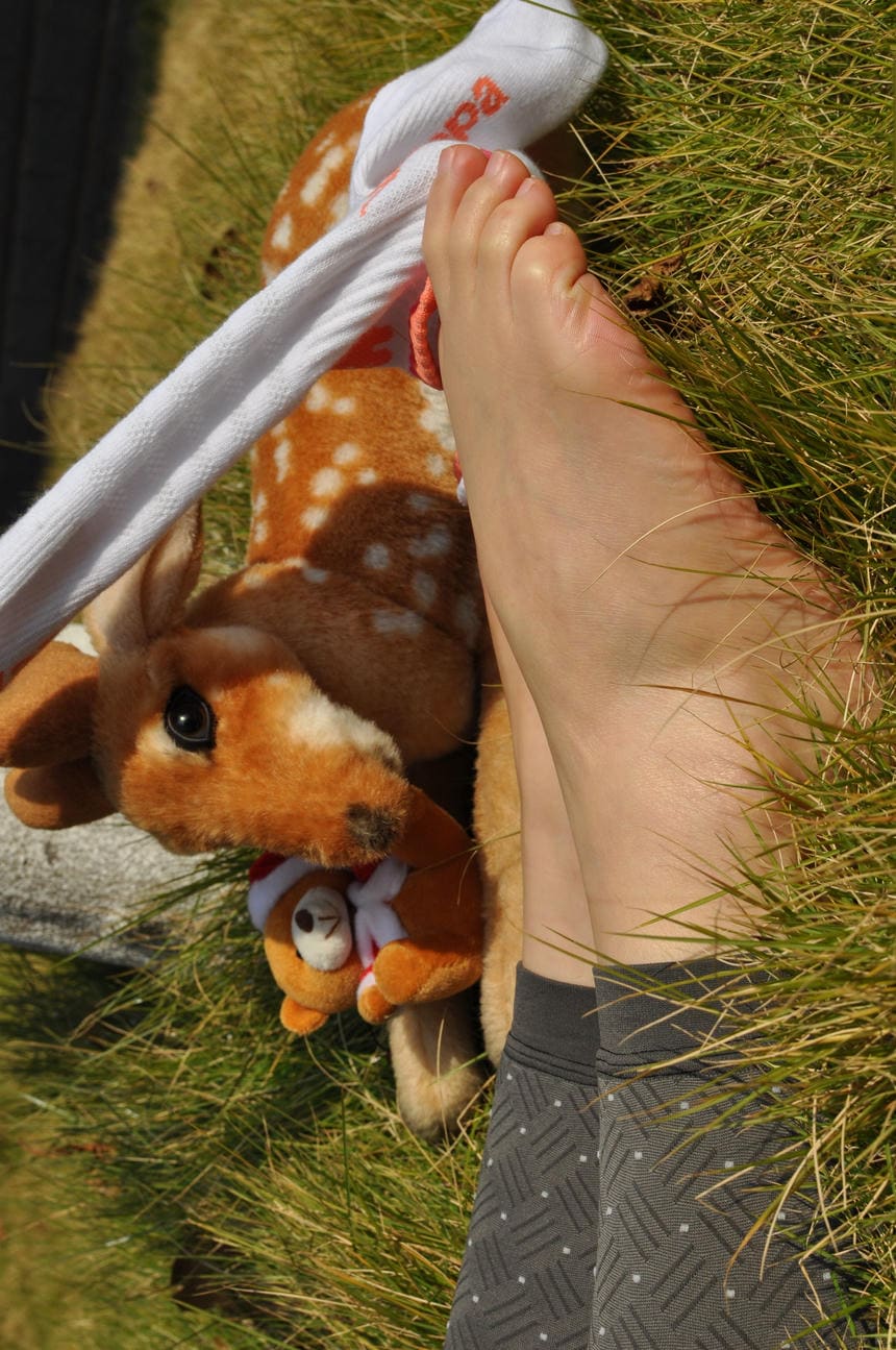 这真实的脚脚和脚趾，虽不能叫玉足，但皮肤很真实