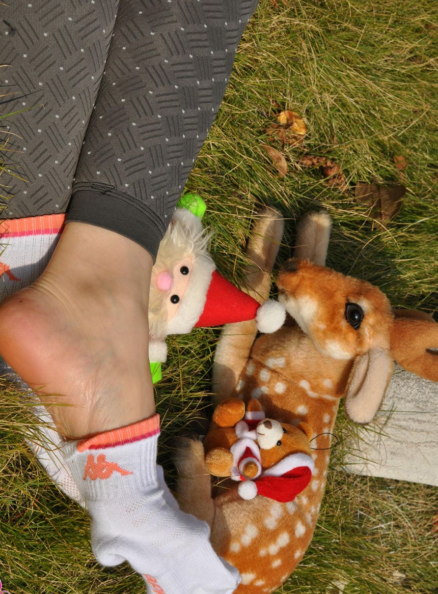 这真实的脚脚和脚趾，虽不能叫玉足，但皮肤很真实