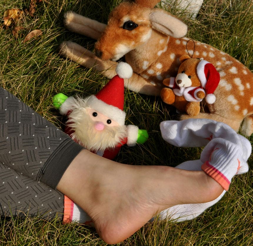 这真实的脚脚和脚趾，虽不能叫玉足，但皮肤很真实