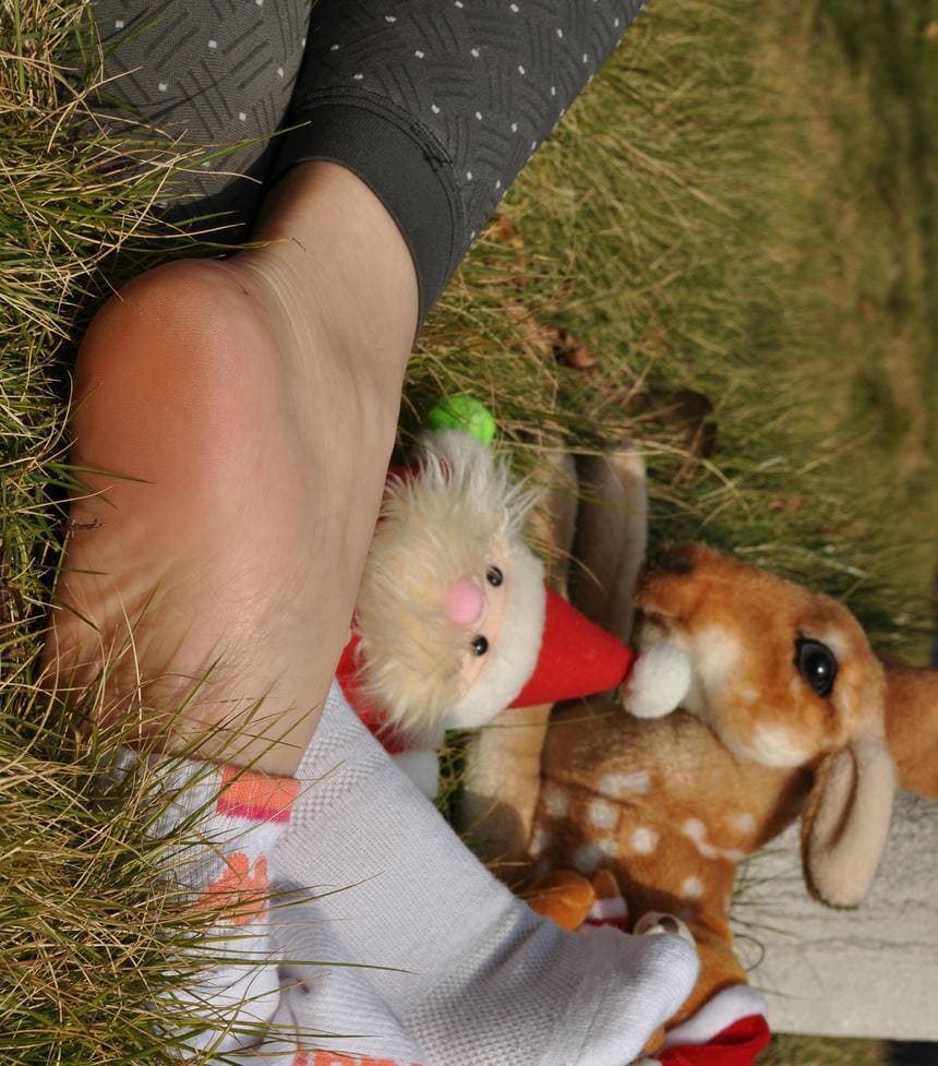 这真实的脚脚和脚趾，虽不能叫玉足，但皮肤很真实