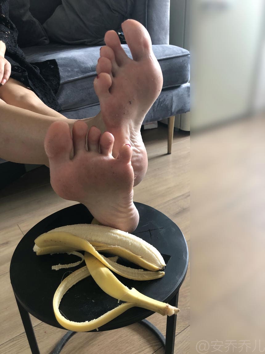 光溜溜的脚脚踩香蕉，算是暗示什么吗？