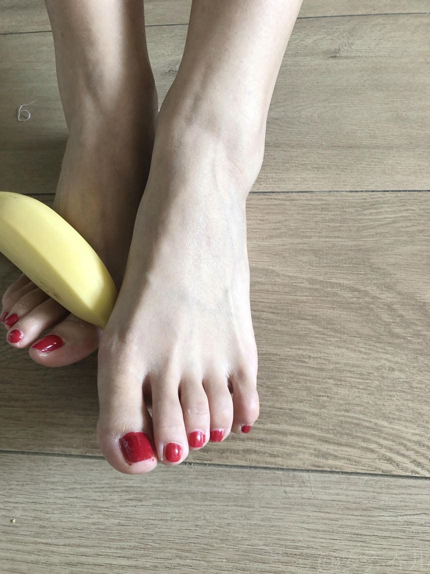 光溜溜的脚脚踩香蕉，算是暗示什么吗？
