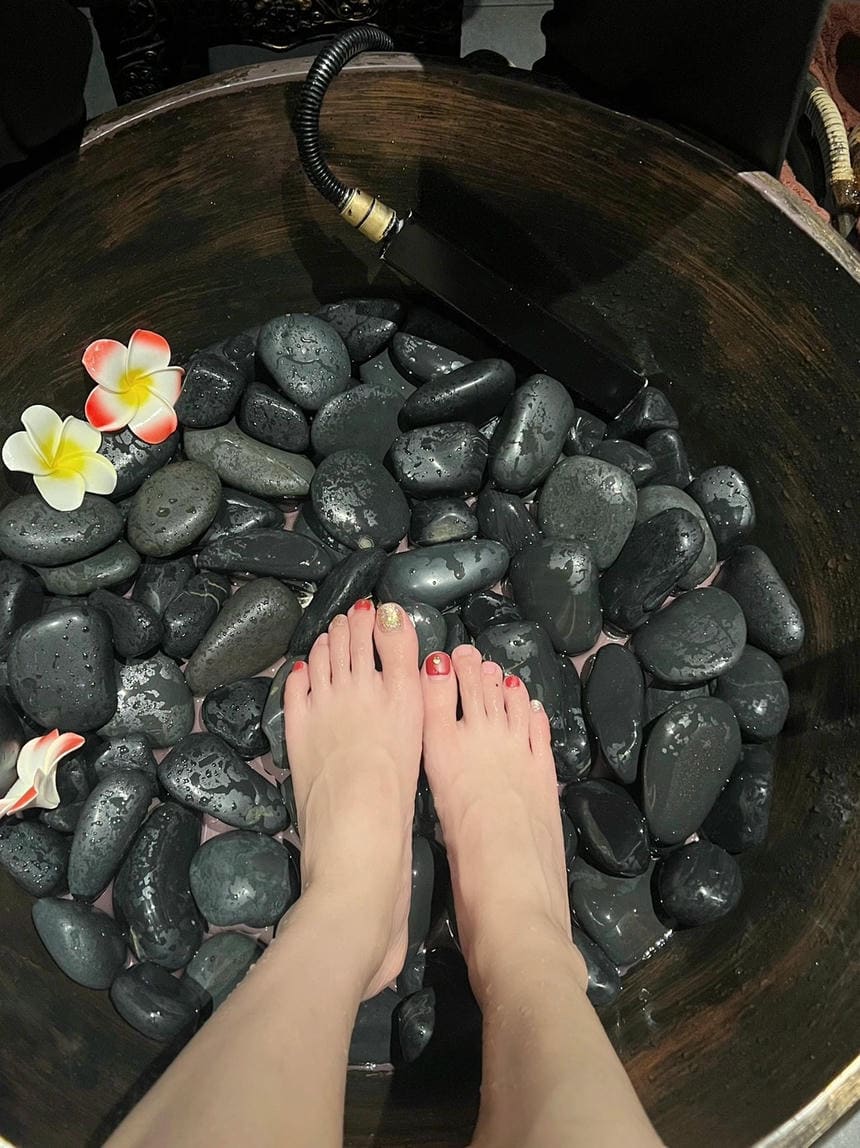 有趣的灵魂，嫩滑的玉足