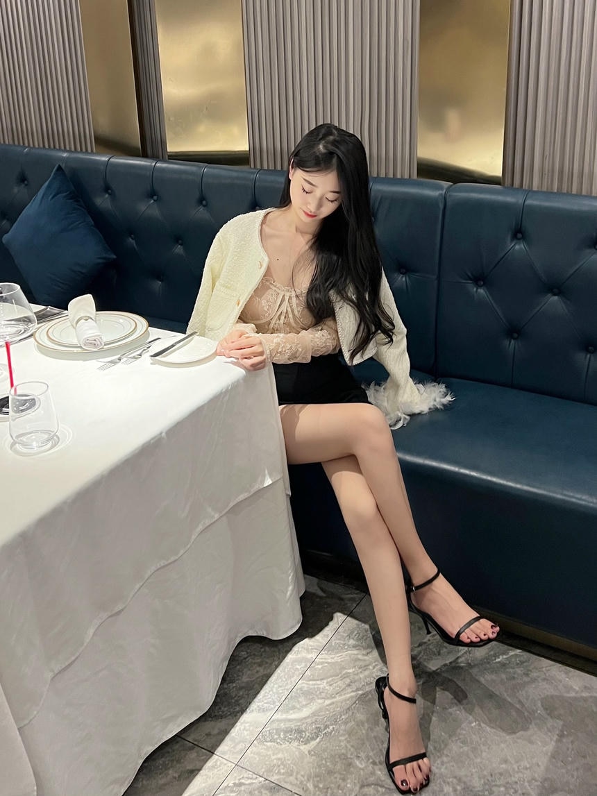 还是那个拥有诱人玉足的名媛