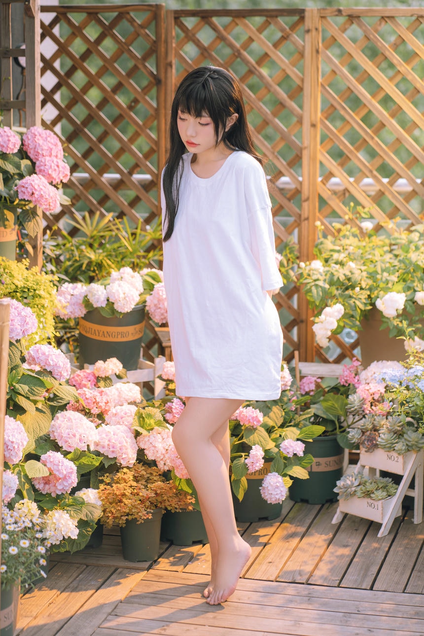 阳光下的少女，雪白的玉足特别耀眼