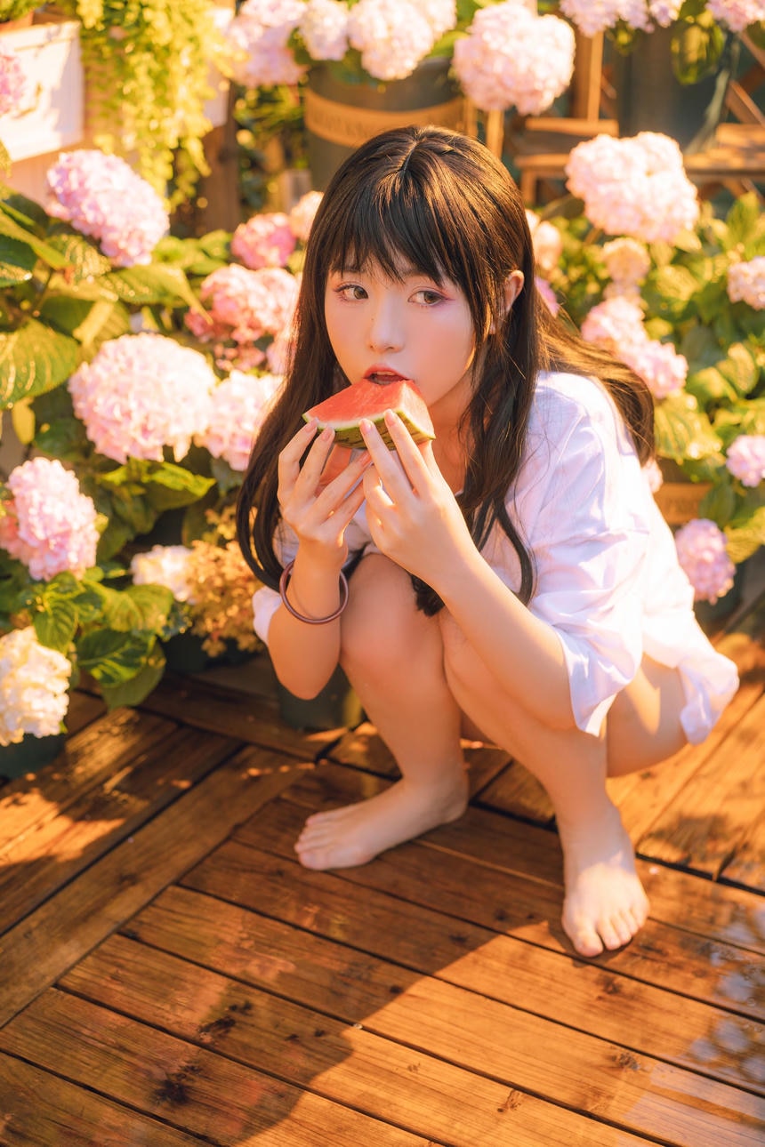 阳光下的少女，雪白的玉足特别耀眼