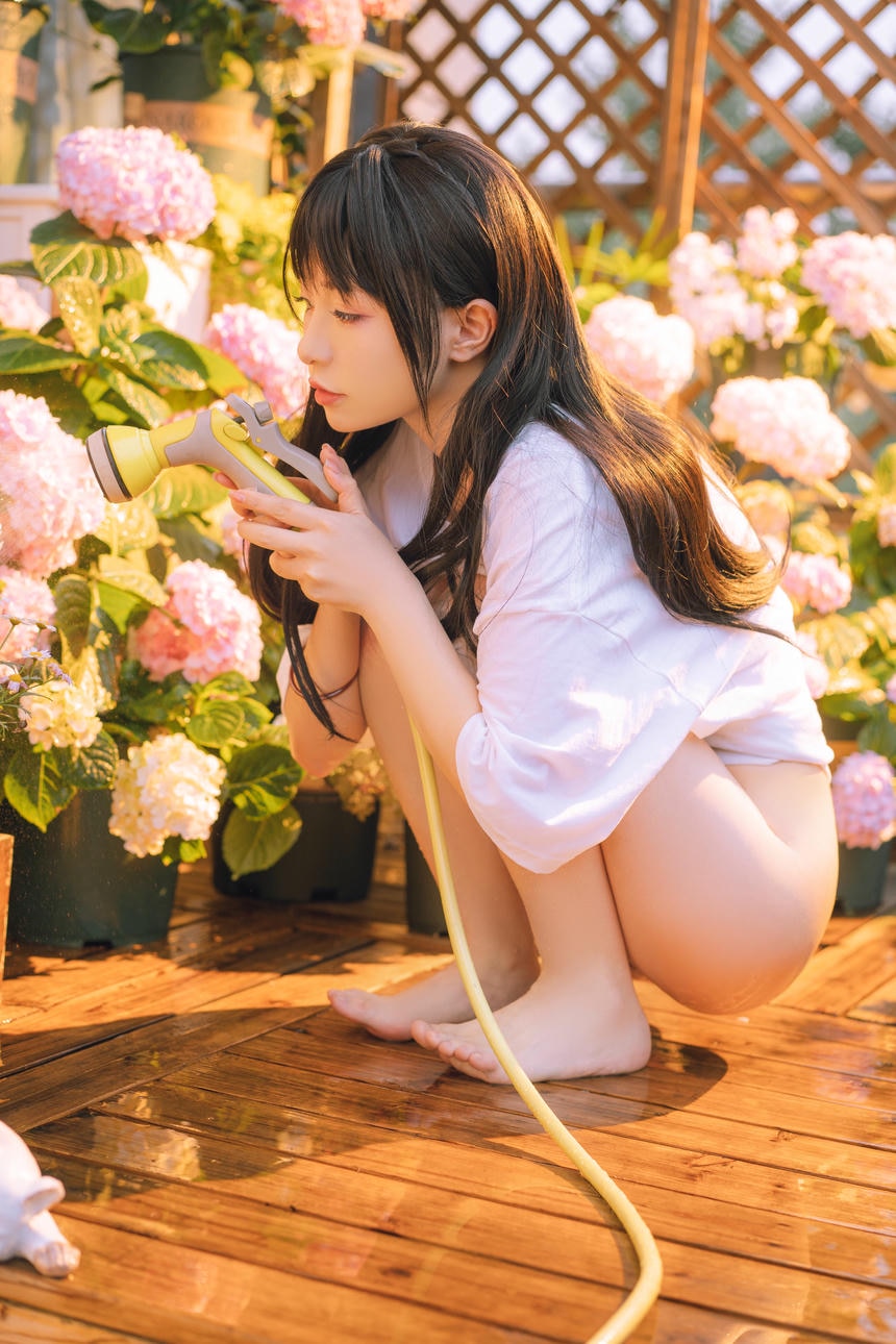 阳光下的少女，雪白的玉足特别耀眼