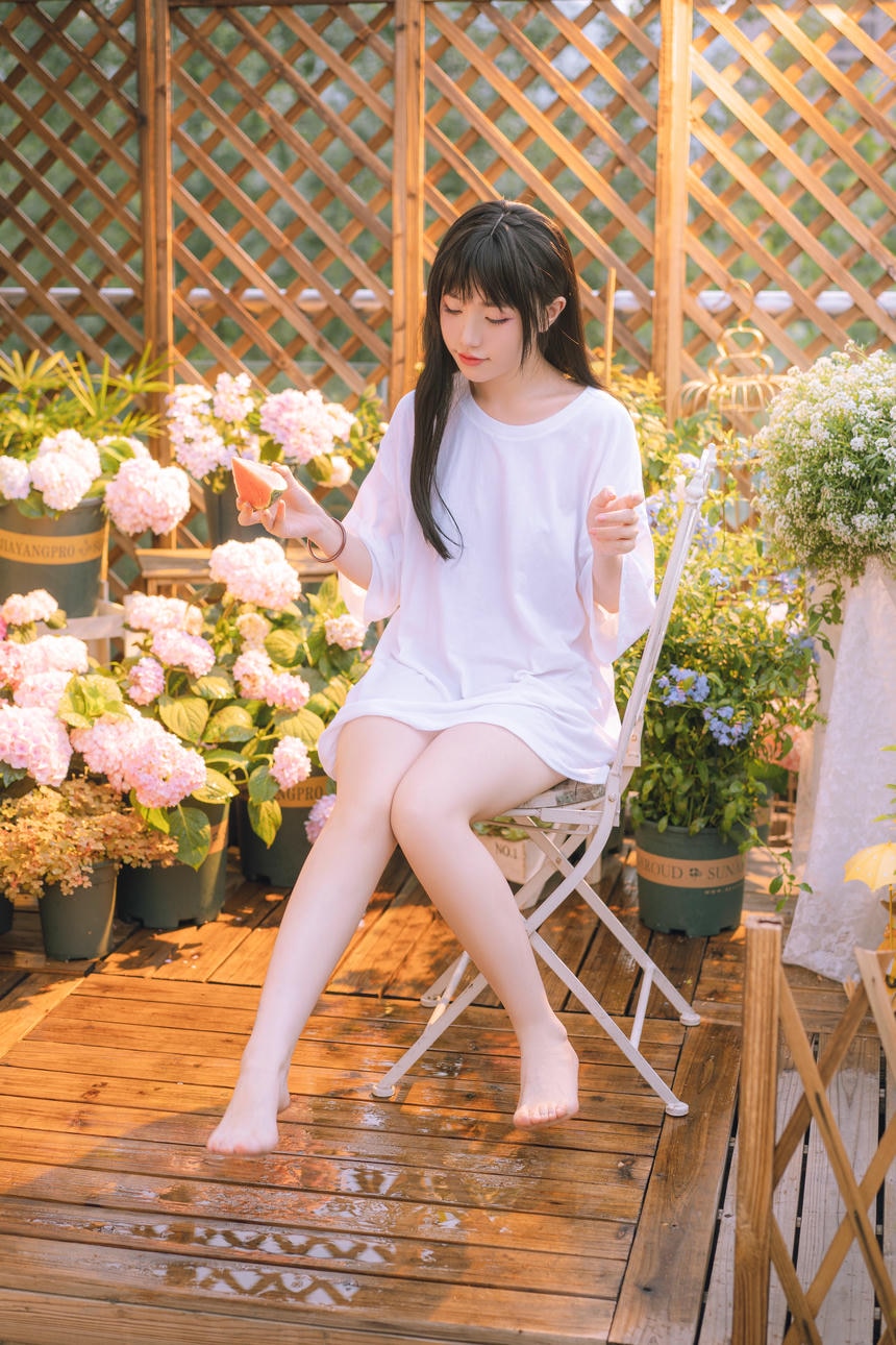 阳光下的少女，雪白的玉足特别耀眼