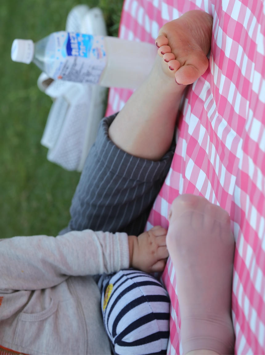 公园里偷偷拍到35岁宝妈的玉足，真实自然