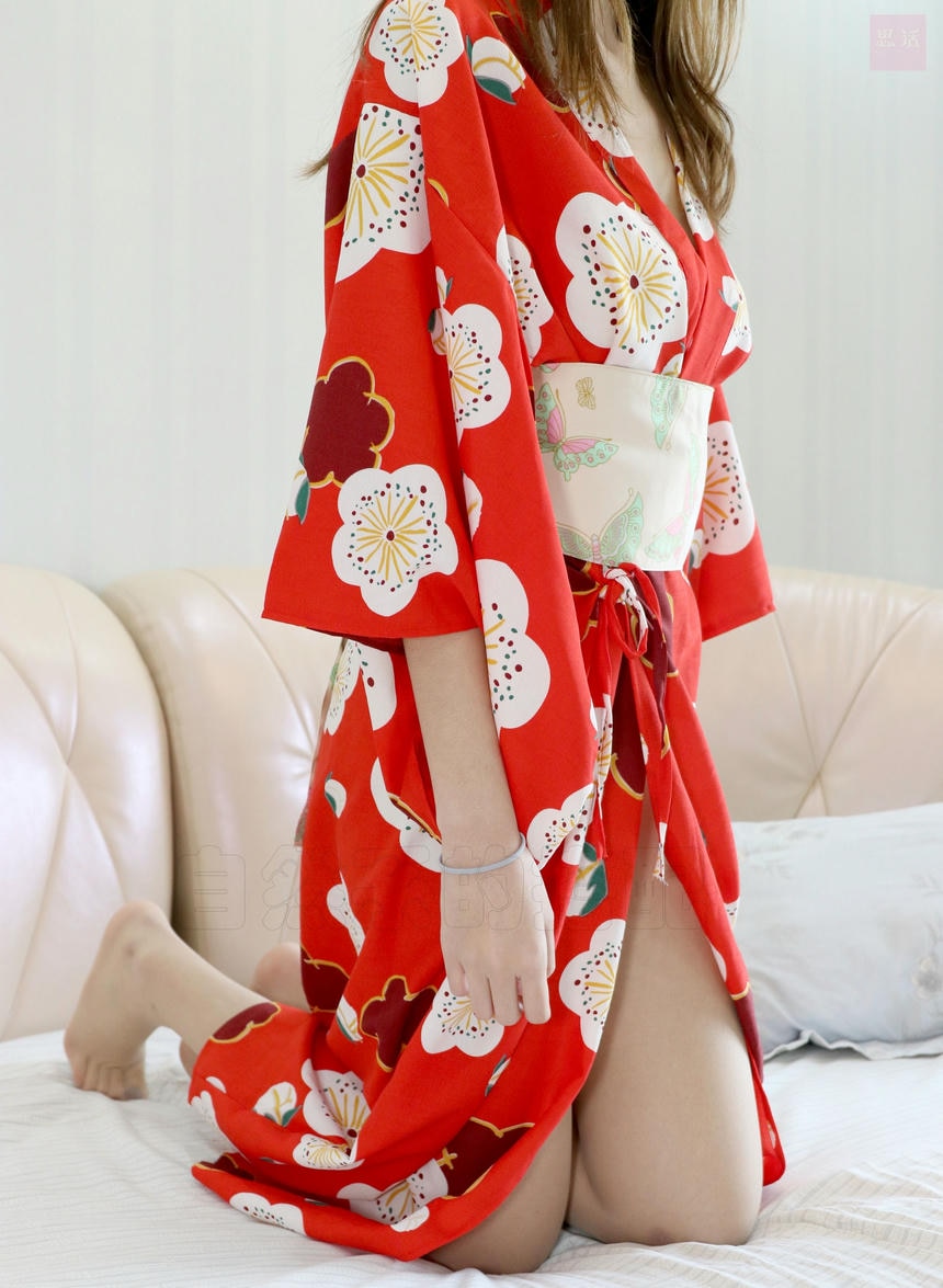 看起来很像日本的妹子,这丝足像动作片里面的吗