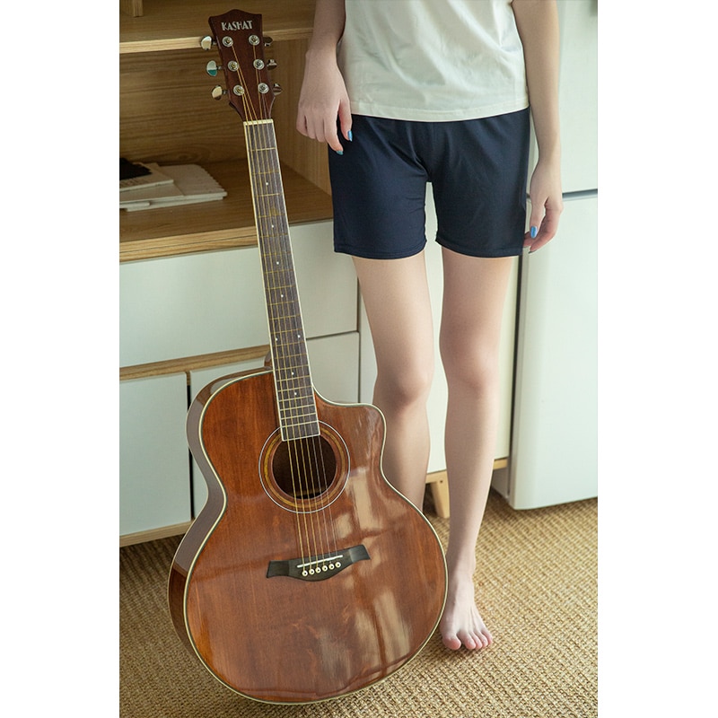 吉他女孩的玉足，会不会充满艺术的气息