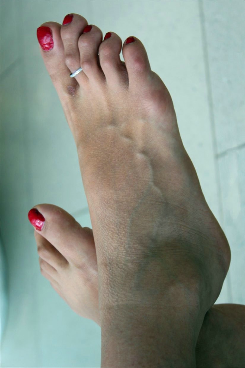 你以为小仙女都有粉嫩的玉足吗？看看这个布满老茧的脚脚吧