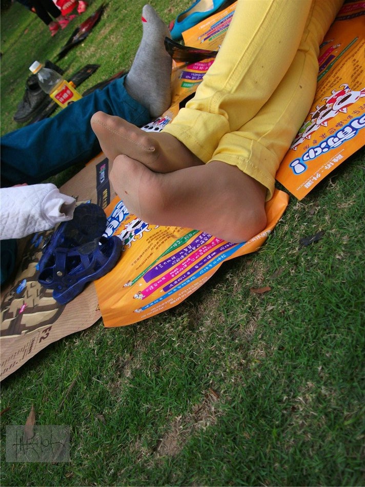 几张街拍脚脚长腿杂图，有短丝，玉足