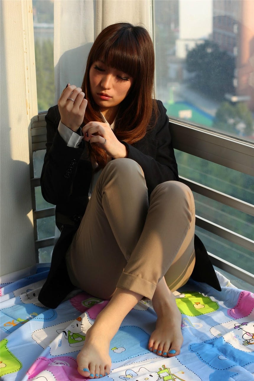 妹子脚底有颗痣，39码的大脚脚