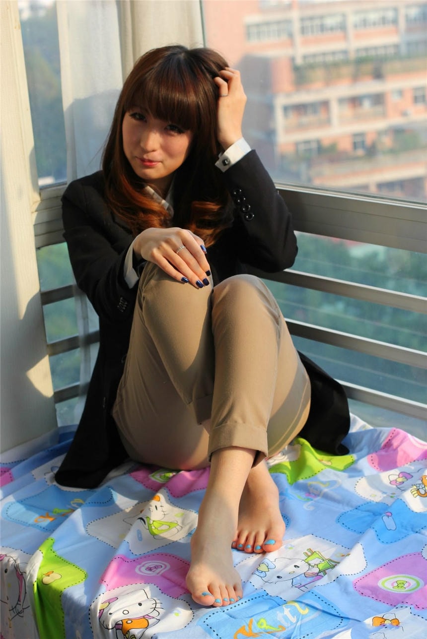 妹子脚底有颗痣，39码的大脚脚