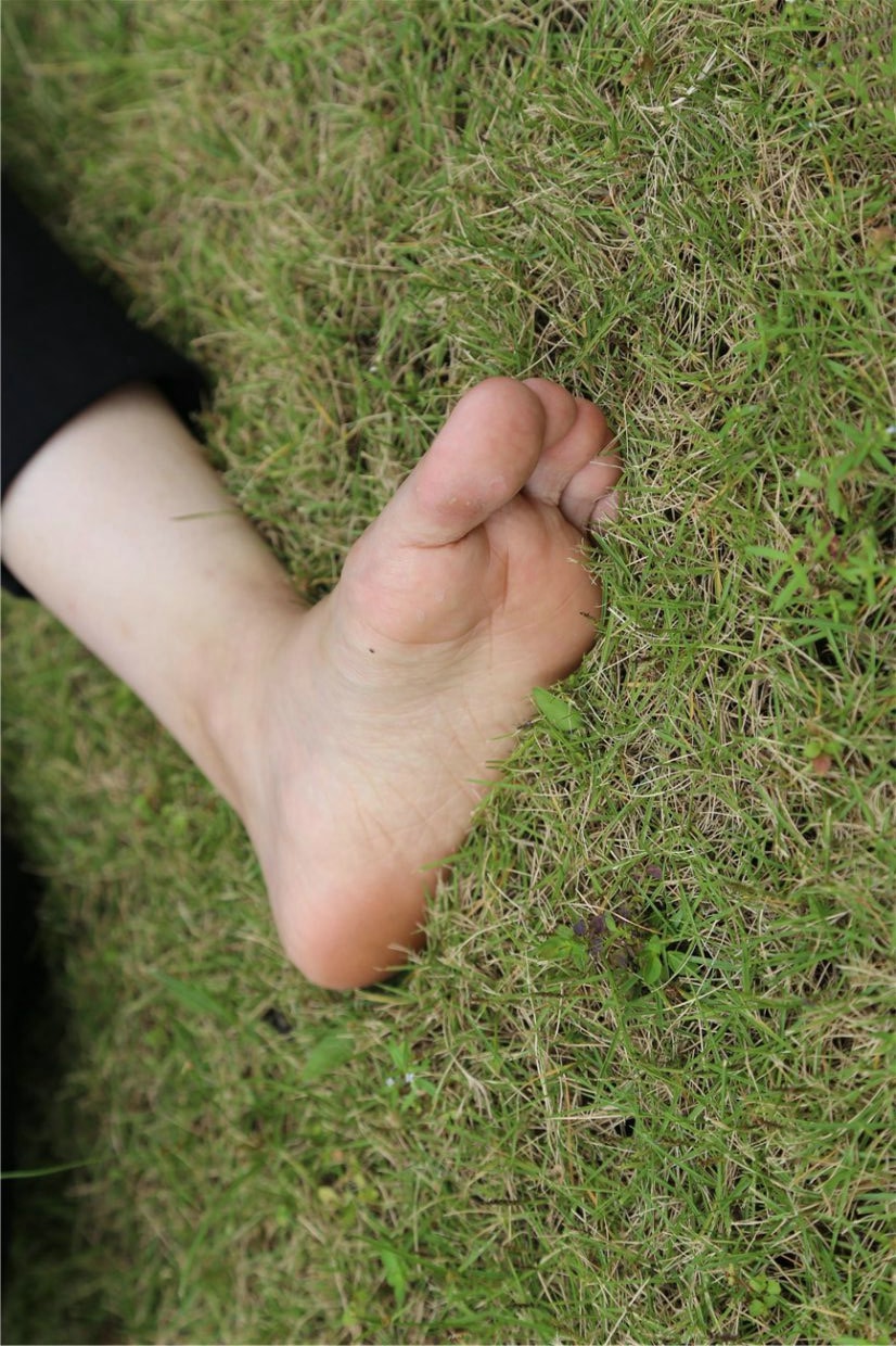 大二女生，脚底皱巴巴，不懂保养，玉足有点粗糙