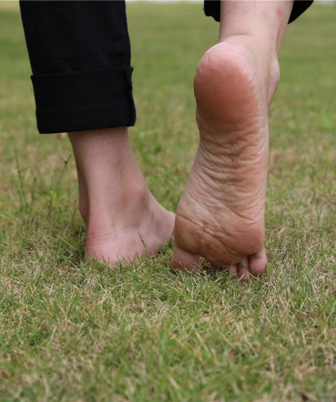 大二女生，脚底皱巴巴，不懂保养，玉足有点粗糙