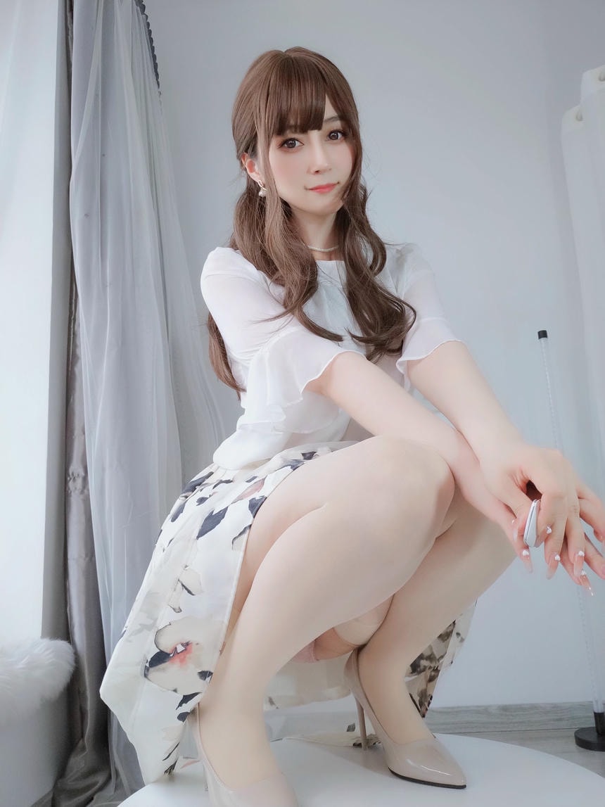 美臀肉丝，性感加倍，白得令你睁不开眼