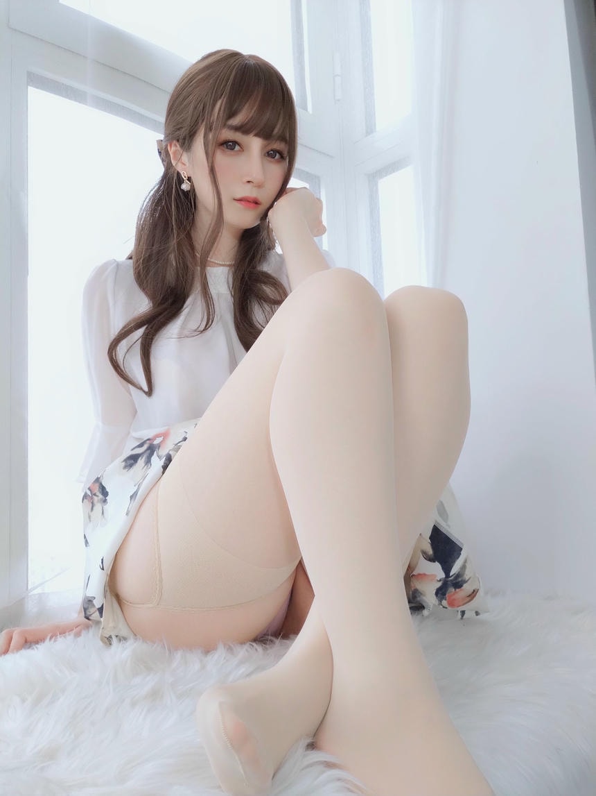美臀肉丝，性感加倍，白得令你睁不开眼