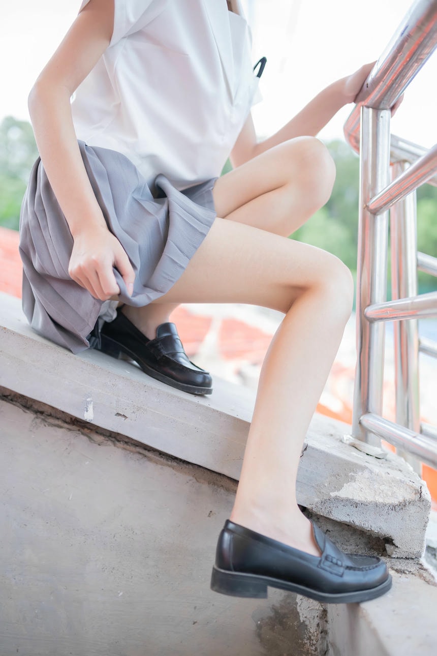 当体育场馆的人散光，只剩下妹子光溜溜的玉足长腿