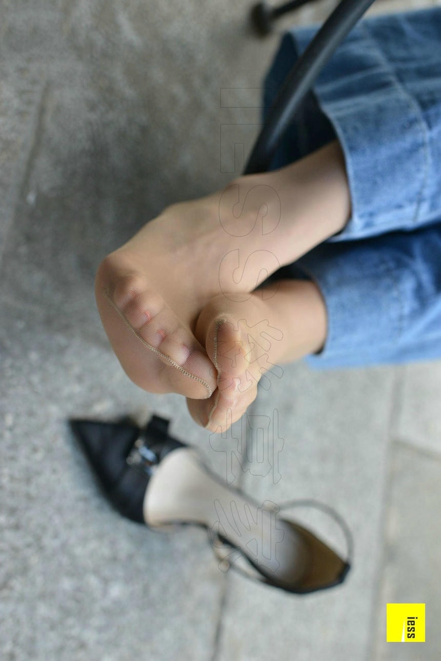 给脚脚戴上手表,彰显丝足气质