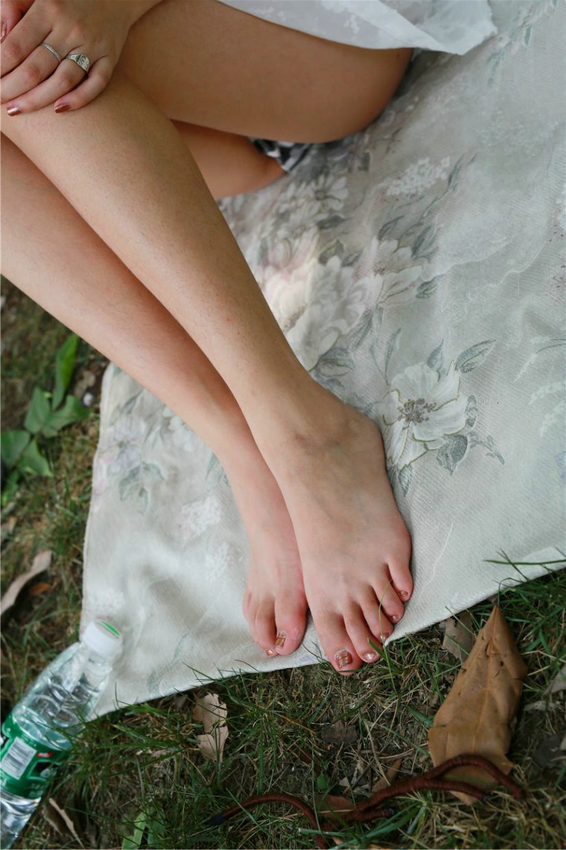 男友爱好摄影，第一次给女友拍玉足写真，脚脚好红润