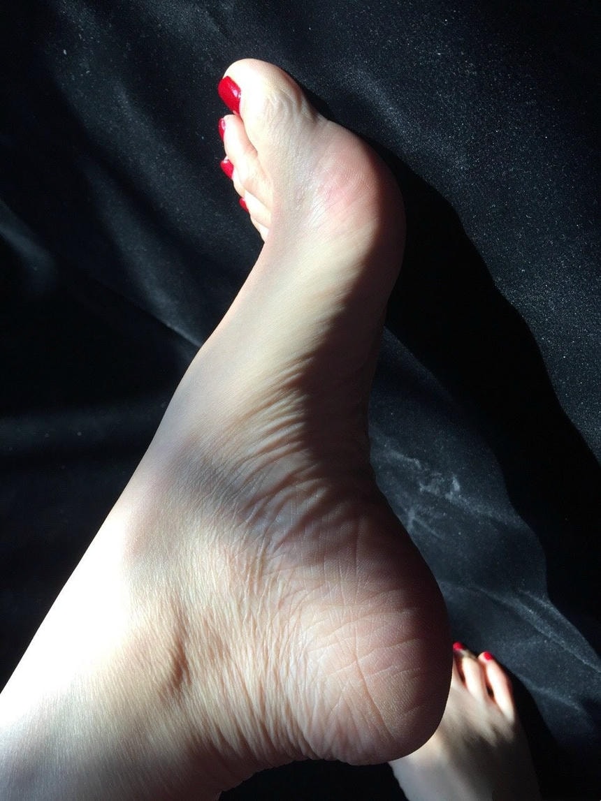 没有美颜，化了妆的玉足，像35岁的妇女，你们看得上吗？