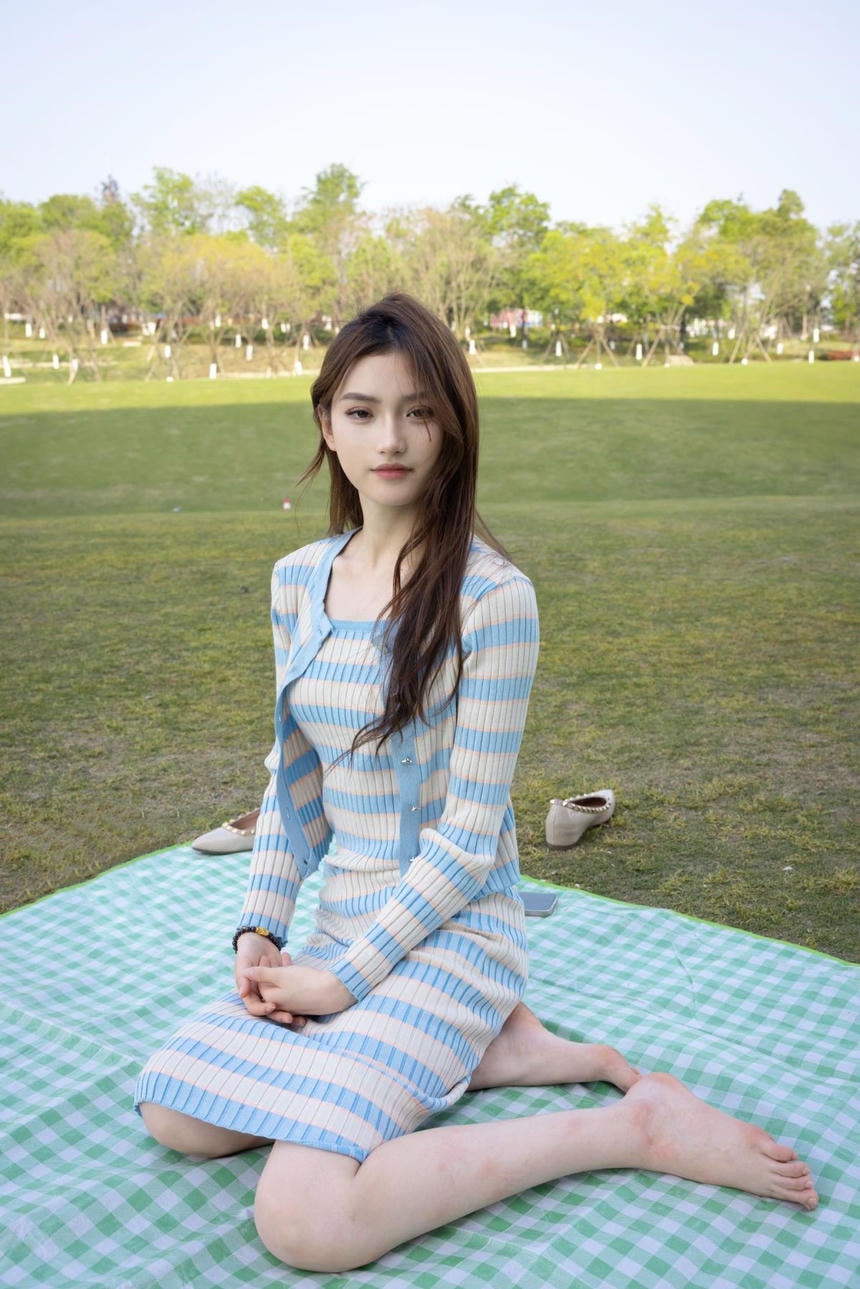 女生的腿好白,玉足也好白,小腿皮肤为什么有红印?懂的都懂